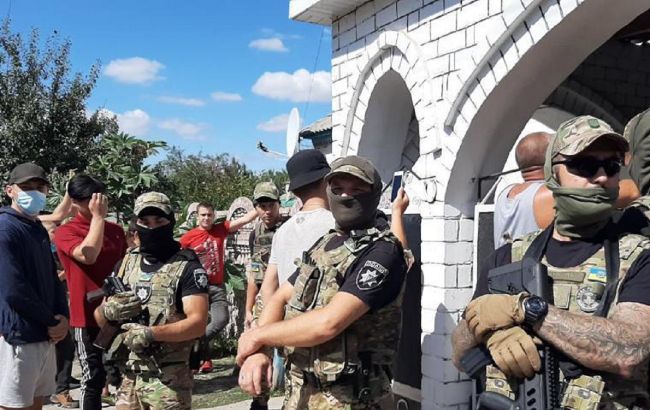 Под Харьковом эвакуировали ромов, против которых ополчилось село (видео)