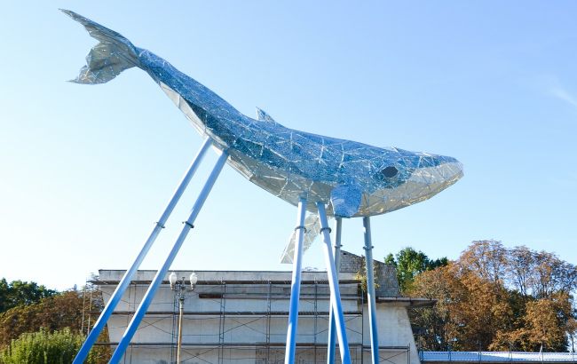 Стало відомо, що символізує величезна скульптура кита, яку встановили у Києві (фото)