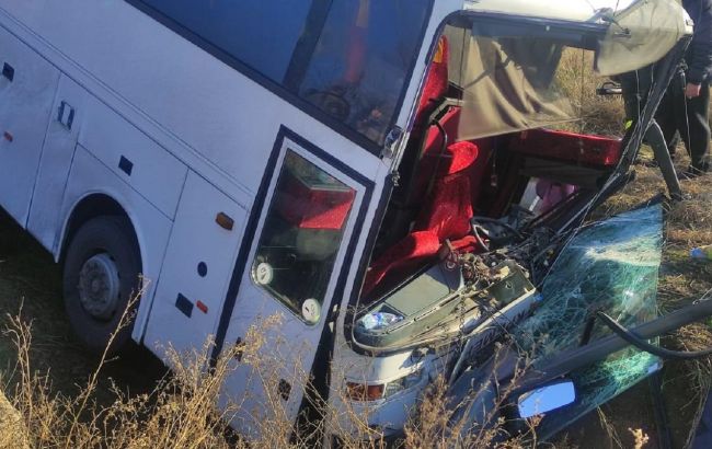 В Харьковской области пассажирский автобус съехал в кювет. Пострадали четверо человек