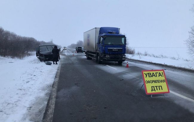 Под Харьковом легковое авто влетело в грузовик: в ДТП погиб шестимесячный ребенок