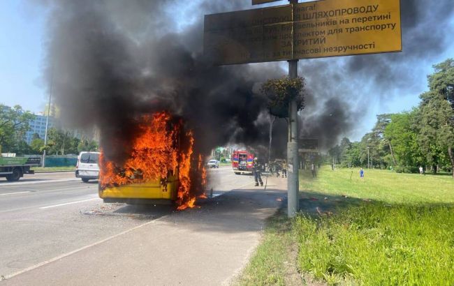 В Киеве возле метро "Лесная" почти дотла выгорела маршрутка: первые фото и детали