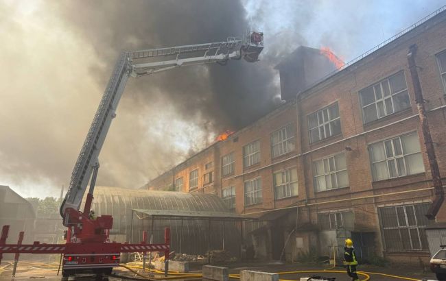 В Ровно вспыхнул крупный пожар, работают десятки спасателей: что известно