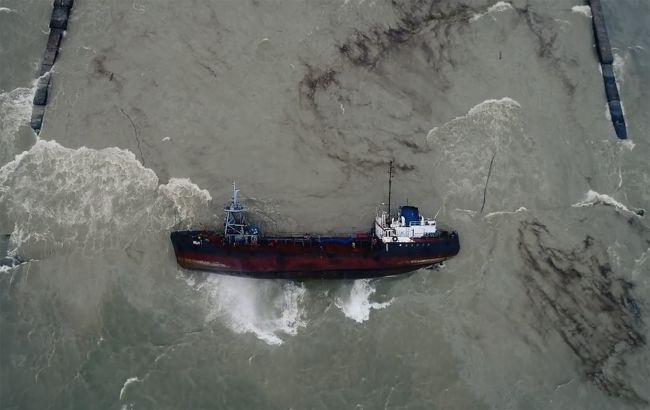 В Одесі стався розлив пального із затонулого танкера