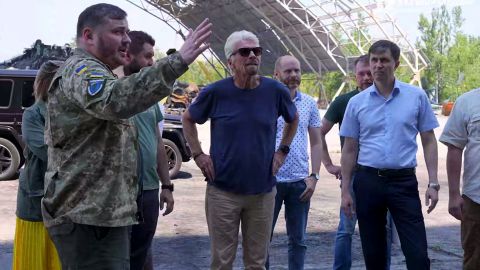 Британский миллиардер Брэнсон посетил Гостомель и интересовался восстановлением аэродрома: фото и видео