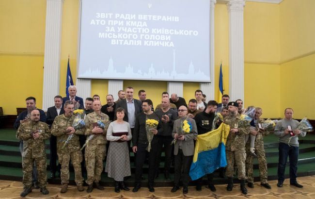 Кличко вручил ключи от 13 квартир киевлянам-ветеранам АТО