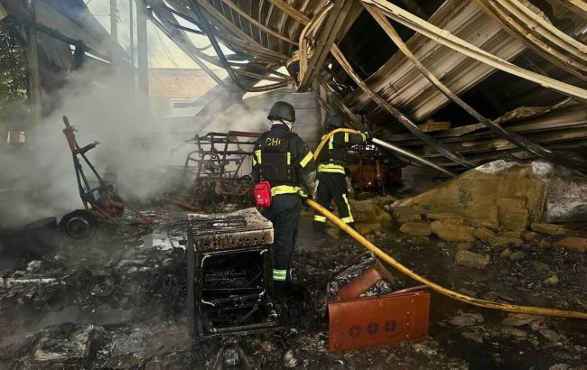 Пожары в четырех районах: в ГСЧС показали последствия удара РФ по Киевской области