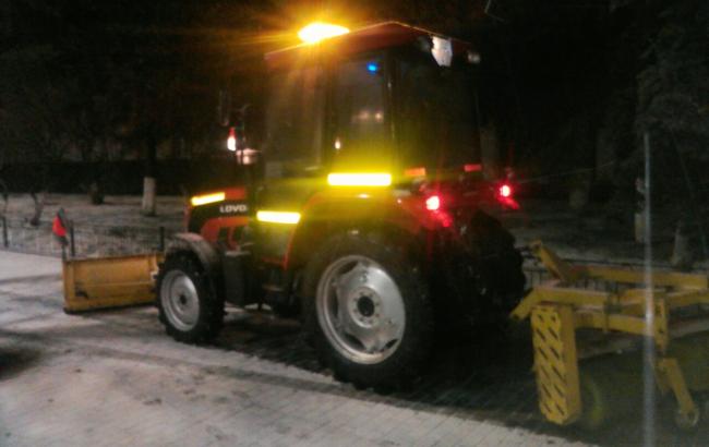 Комунальники у Києві обробляють дороги протиожеледними матеріалами