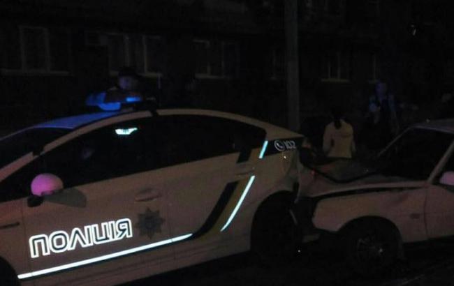 Во Львове "Таврия" врезалась в машину полицейских