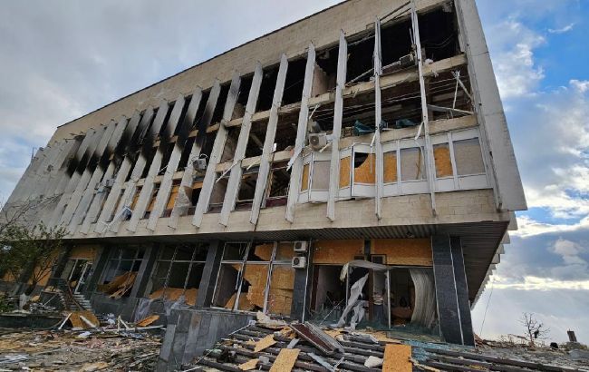 Армія РФ знищила відому бібліотеку у Херсоні: фото руйнувань