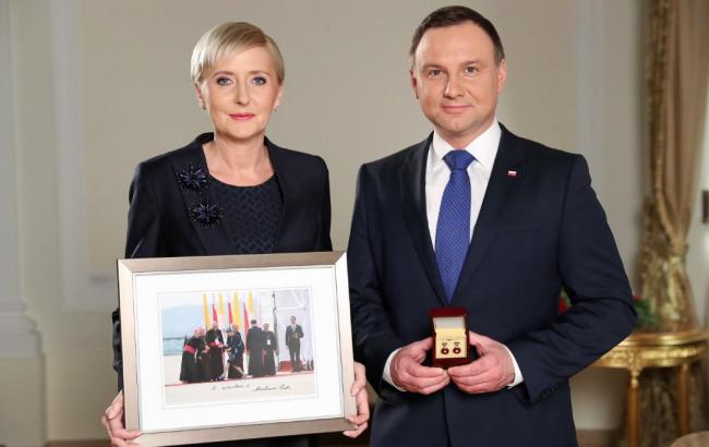 Президент Польши Дуда продаст на аукционе запонки и фото жены