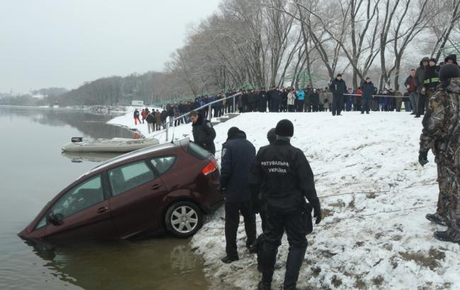 В Чернигове из реки достали провалившийся под лед автомобиль