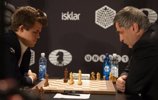 Украинец Иванчук обыграл чемпиона мира по шахматам