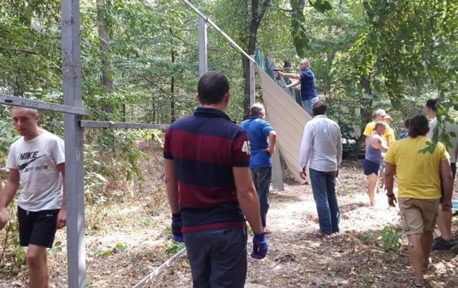Парцхаладзе: Активисты и местные жители демонтировали незаконный забор вокруг леса в Киевской обл