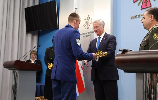 Украинскому офицеру вручили почетную саблю британских ВВС