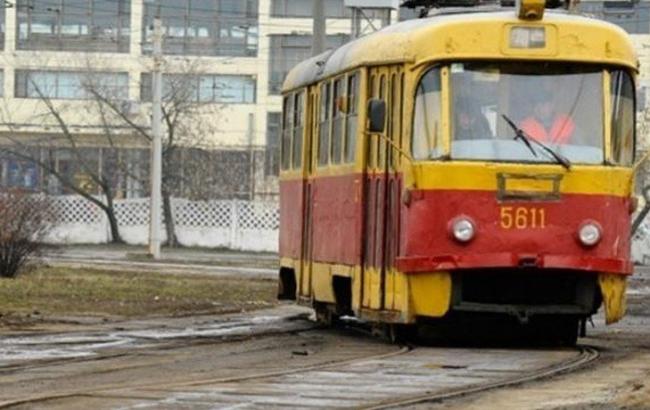 В Киеве трамвай протаранил внедорожник