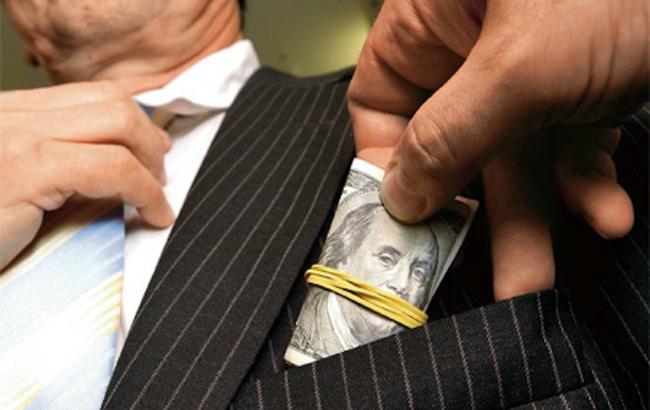 На хабарі в 2,5 тисяч доларів затримано начальника поста на Одеській митниці