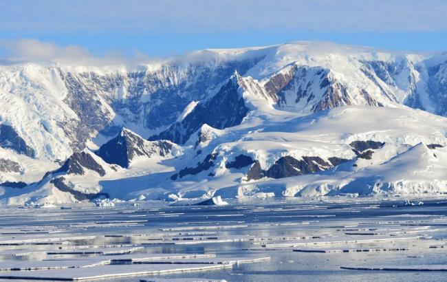 Біля узбережжя Антарктиди з'явився лід зеленого кольору
