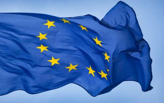 Неизвестные потоптались на флаге ЕС в центре Киева