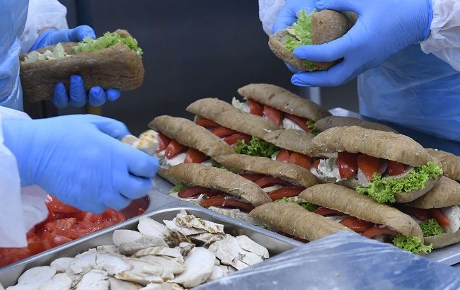 МАУ і Sky Food Services представили літнє бортове меню зі 108 страв