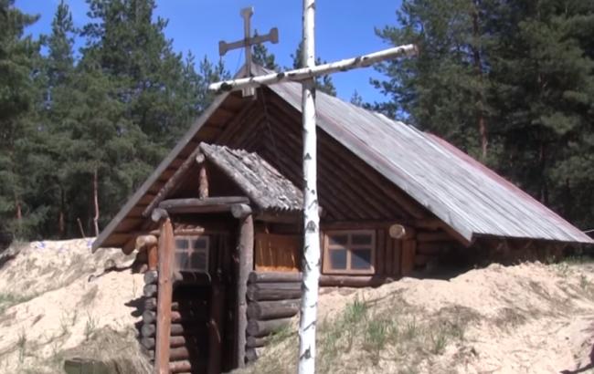 Бойцы АТО построили церквушку из подручных средств