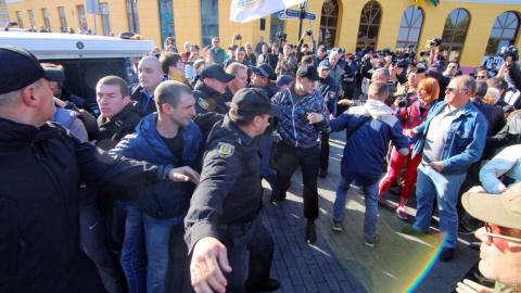В Одессе на митинге Саакашвили произошла драка между активистами