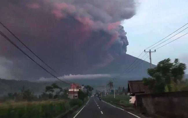 Вулкан на Балі викинув стовп попелу на 7,6 тис. м, евакуйовано 24 тис. людей