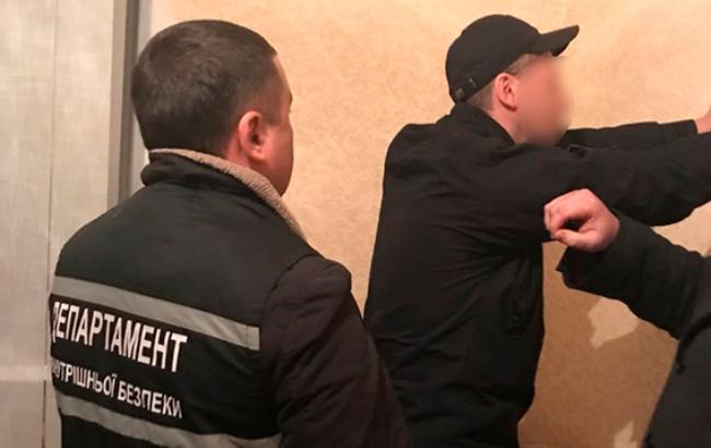 В Кировоградской области сотрудника полиции поймали на передаче наркотиков арестованному