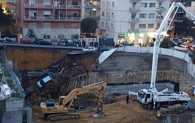 В Риме на десятиметровую глубину провалилась часть дороги вместе машинами
