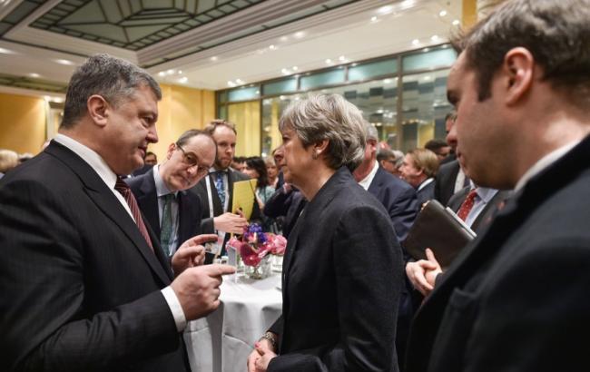 Мюнхенська конференція-2018: Порошенко обговорив з Мей питання про миротворців на Донбасі