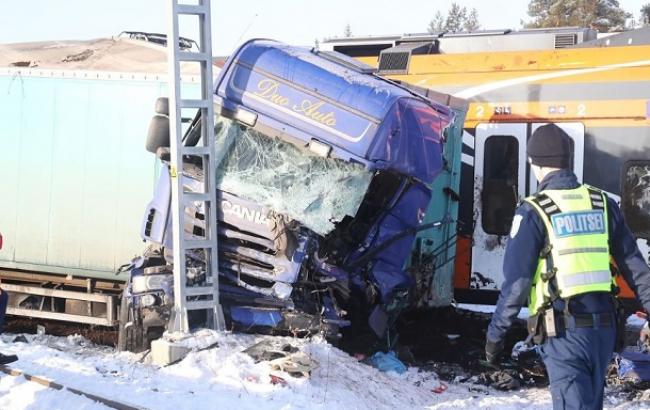 В Эстонии поезд врезался в грузовик, пострадали 9 человек