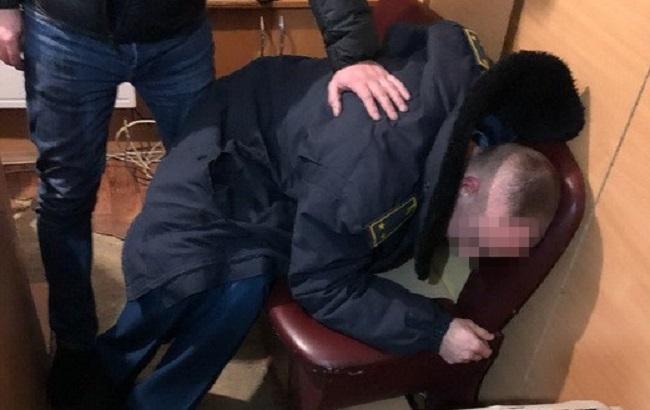 На админгранице с Крымом на взятке попался инспектор таможенной службы