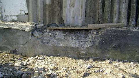 В Луганской области снаряд боевиков попал в жилой дом