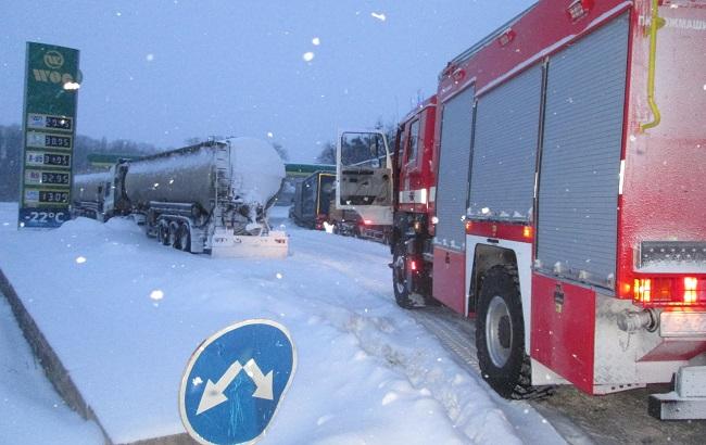 Непогода в Украине: ограничено движение автотранспорта на дорогах в 2 областях