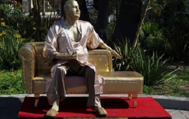 В Голливуде установили памятник "сексуальным домогательствам" (фото)