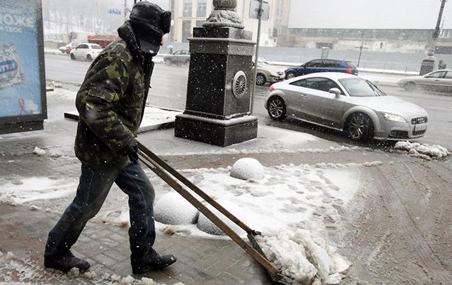 Негода в Україні: у Києві сніг, на дорогах - ожеледиця