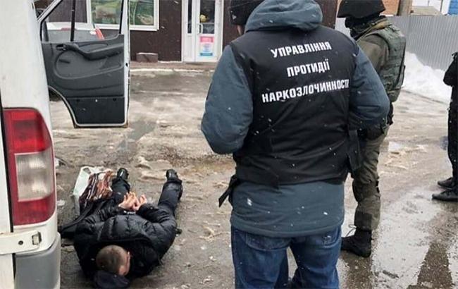 В Киеве разоблачили банду наркоторговцев с арсеналом оружия