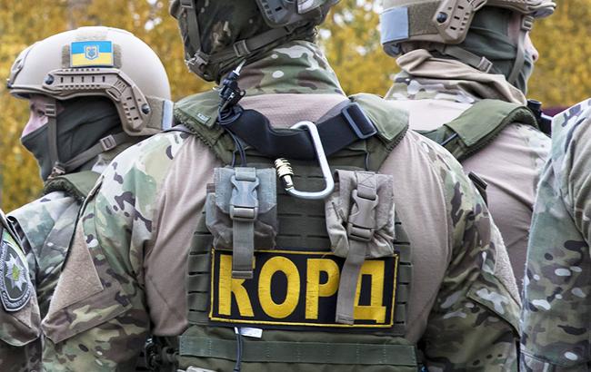 У передмісті Дніпра затримали озброєну групу наркоторговців