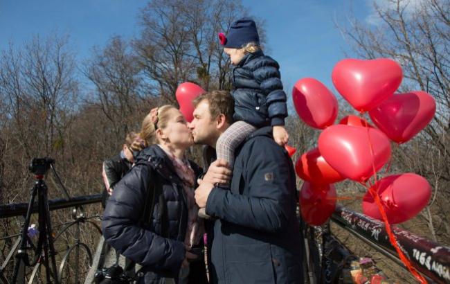 В Киеве открыли отреставрированный Мост влюбленных