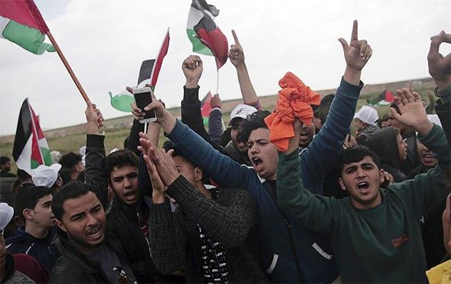 Семь палестинцев убиты, десятки ранены на границе с Израилем