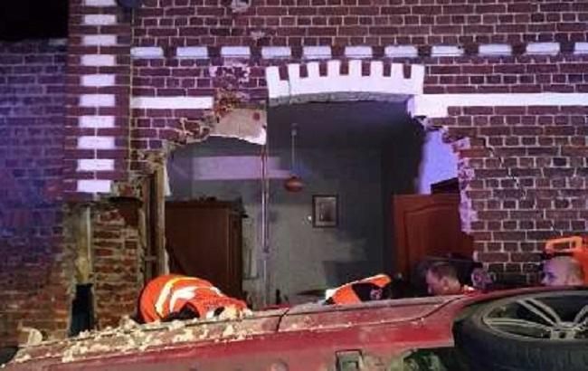 У Франції автомобіль протаранив житловий будинок, є загиблі