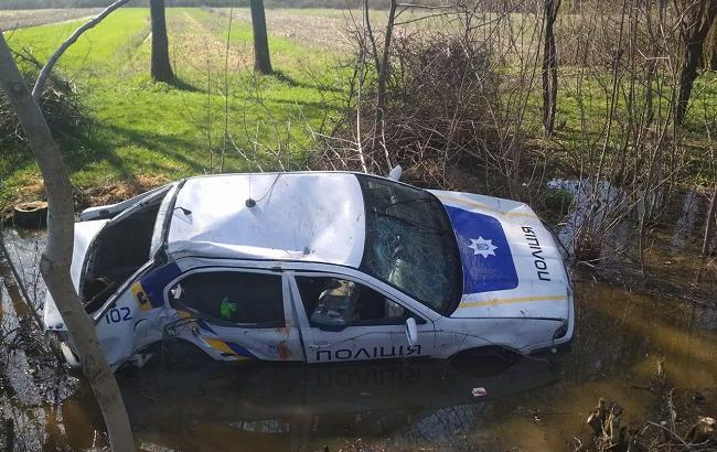 На Закарпатті автомобіль поліції вилетів у кювет, є поранені