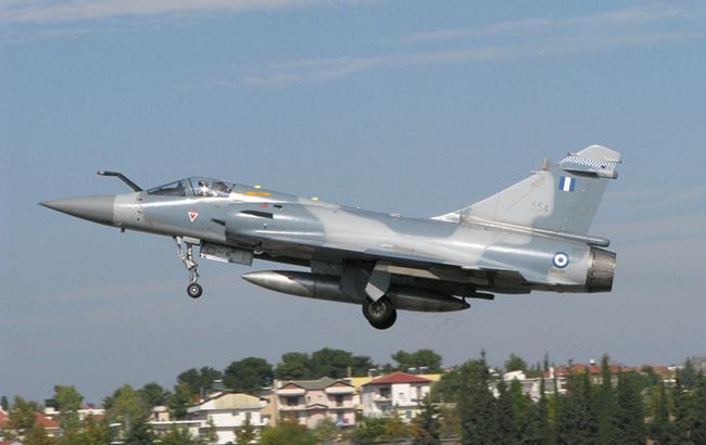 Во Франции истребитель сбросил муляж бомбы на завод, двое пострадавших