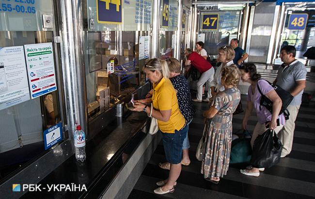 "Укрзализныця" начинает продажу билетов на 7 дополнительных поездов на майские праздники