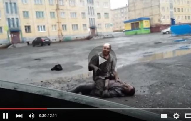 В Норильске устроили бои в грязи из-за Украины