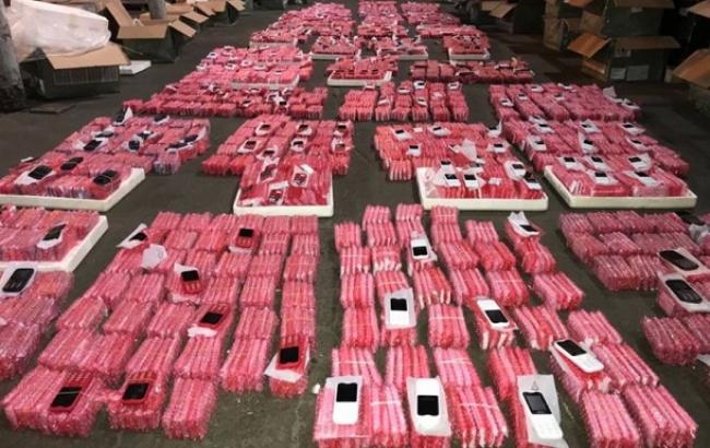 В "Борисполе" у контрабандистов изъяли 7 тыс. мобильных телефонов из Гонконга