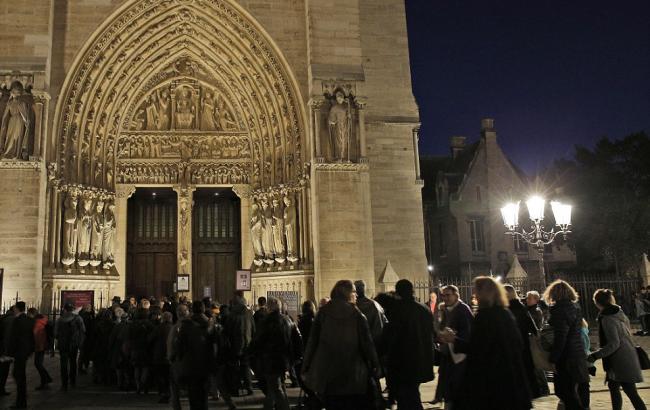 Теракты в Париже: тысячи людей собрались возле собора Нотр-Дам почтить память погибших