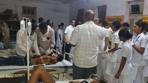 В Індії з мосту впала вантажівка, загинули понад 20 осіб