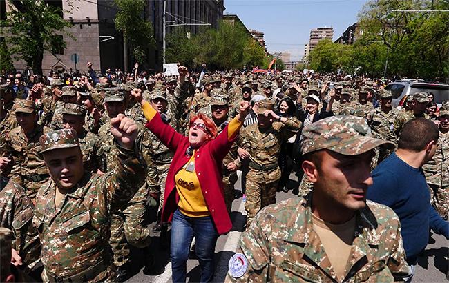 Міноборони Вірменії пообіцяло покарати беруть участь в акції протесту військових
