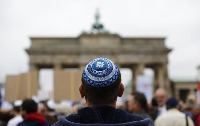 Иудеям не советуют ходить в кипе в крупных городах Германии