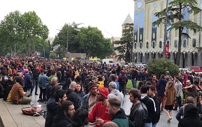 Под парламентом Грузии произошли столкновения после обысков в ночных клубах
